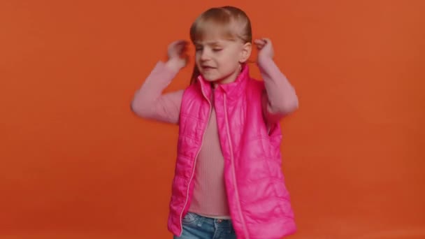 Frusztrált irritált gyermek lány takaró fülek, elkerülve a tanácsot figyelmen kívül hagyja a kellemetlen zaj hangos hangok — Stock videók