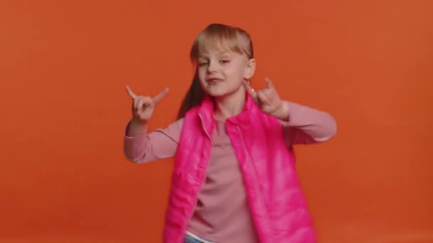 Boldog lány mutatja rock n roll gesztus kézzel, hűvös jel, kiabáló igen őrült arccal — Stock videók