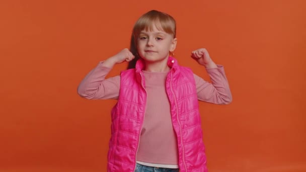 Mädchen zeigt Bizeps und sieht selbstbewusst aus, spürt Kraft, um für Rechte zu kämpfen, Erfolg gewinnt — Stockvideo