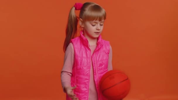Дівчина спортсмен баскетбол фанат тримає м'яч, тренування дриблінгу, тренування спортивної мотивації способу життя — стокове відео