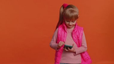 Mutlu, heyecanlı kız cep telefonu kullanıyor. 