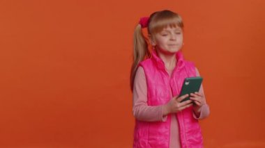 Yetişkin bir kız web sitesinde cep telefonu daktilo kullanıyor. Mesaj arama sosyal ağlara bağımlılık yapıyor.