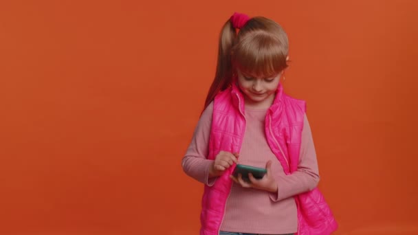 Glückliche aufgeregte Mädchen verwenden Handy sagen wow ja fand heraus, große große Gewinn-Nachricht tun Gewinner-Geste — Stockvideo