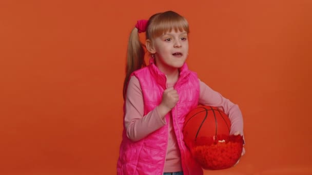 Criança jovem fã de basquete menina comendo pipocas fazendo gesto vencedor, celebrando vitória vitória — Vídeo de Stock