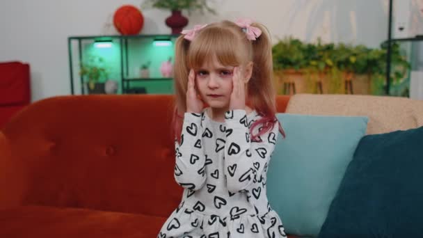 Unzufriedenes kleines Teenie-Mädchen reibt Schläfen, um Kopfschmerzproblem zu heilen, das an Migräne leidet — Stockvideo
