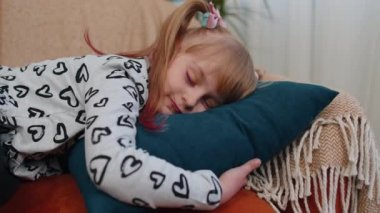 Küçük ergen çocuklar uyuyorlar, dinleniyorlar, tasasız huzurlu bir hafta sonu geçiriyorlar, evdeki kanepede.