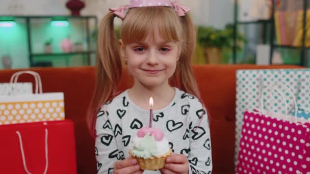 Jonge kinderen meisje met veel geschenken vieren verjaardag maken van een wens, blazen taart kaars — Stockvideo