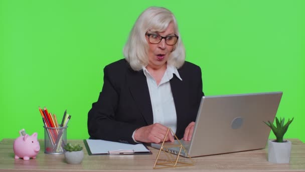 Donna d'affari anziana che analizza documenti burocratici scioccata da improvvisa vittoria, buone notizie, wow — Video Stock