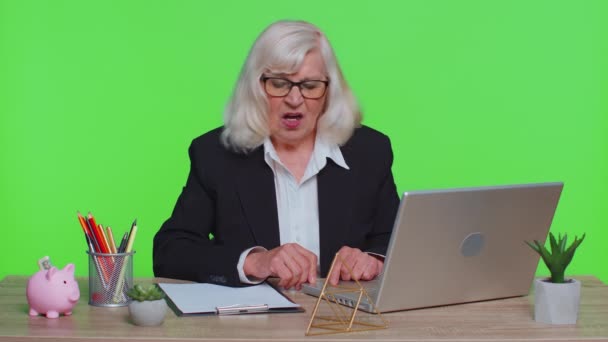 Mujer de negocios senior molesto mostrando los pulgares hacia abajo gesto signo, desaprobación, insatisfecho, disgusto — Vídeos de Stock