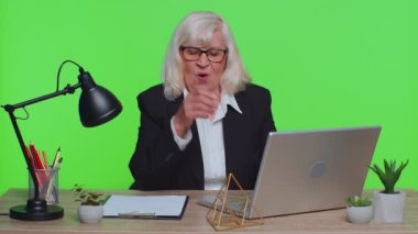 Mutlu son sınıf iş kadınları dans ediyor zafer dansı kutluyor bayram başarısını ofiste kazan