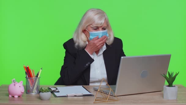 Mulher de negócios sênior doente usa máscara facial médica tosse que sofre de bronquite asma alergia — Vídeo de Stock