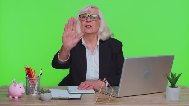Starsza bizneswoman powiedzieć nie trzymać się za rękę gest zatrzymania, ostrzeżenie o zakazanym dostępie niebezpieczeństwo — Wideo stockowe