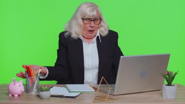 Donna d'affari di ufficio più anziana alzando la mano, chiedendo perché, quale ragione di irritazione di fallimento da problemi — Video Stock