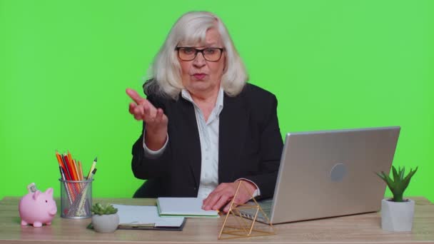 Zdenerwowana starsza bizneswoman robi gest dłoni twarzy, nudzi się, rozczarowany rezultatem, złe wieści — Wideo stockowe