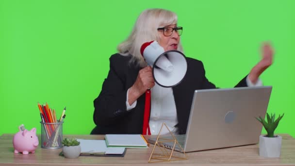 Senior mujer de oficina de negocios gritando en altavoz, descuentos anuncio de venta de noticias publicidad — Vídeo de stock