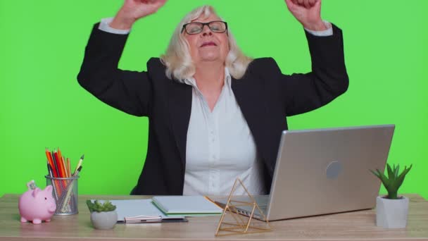 Trött sömnig överarbetad senior affärskvinna somnar sitta vid skrivbordet med bärbar dator — Stockvideo