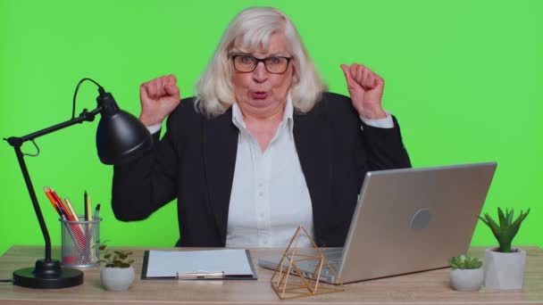Femme d'affaires de bureau principal montrant biceps, regardant confiant, sentant la force de puissance à la victoire de succès — Video
