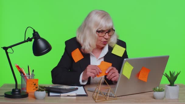 Cansados exausto sênior empresária gerente de escritório com laptop sticks notas pegajosas com muitas tarefas — Vídeo de Stock