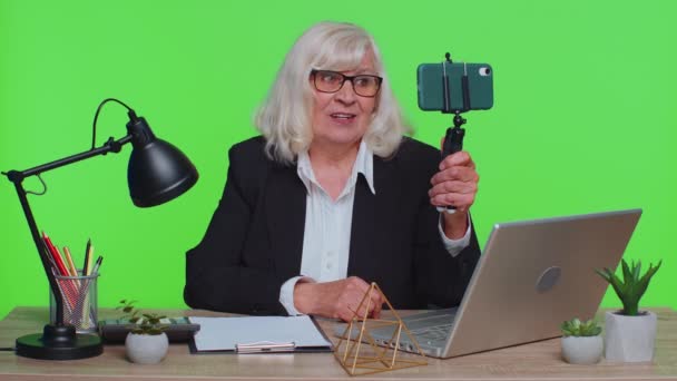 Senior-Geschäftsfrau macht Handy-Konferenz Video-Beratung, Call Center Agent, Betreiber — Stockvideo