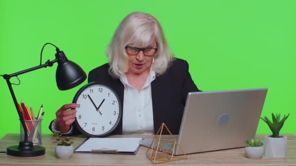 Senior businesswoman with anxiety check time on clock, running late to work being in delay deadline — Vídeo de Stock