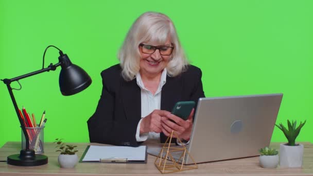 Affärskvinna som använder mobiltelefon skriva inlägg på webbsms meddelande surfa missbruk av sociala nätverk — Stockvideo