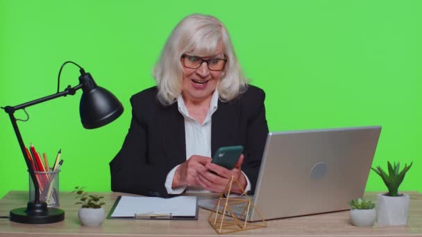 Glückliche Seniorin nutzt Smartphone großer Gewinn gute Nachrichten schockiert über plötzlichen Sieg, wow — Stockvideo