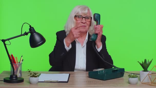 Senior businesswoman talking on wired vintage telephone of 80s, says hey you call me back at office — Stok video