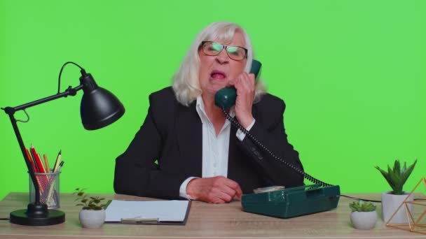 Crazy senior businesswoman talking on wired vintage telephone fooling making silly humor comic faces — Stock Video