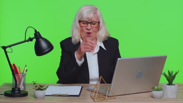 Fröhliche Seniorin tanzt Siegertanz und feiert den Ferienerfolg im Amt — Stockvideo
