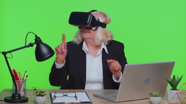 Senior businesswoman using headset helmet app to play simulation game watching virtual reality video — Vídeo de stock