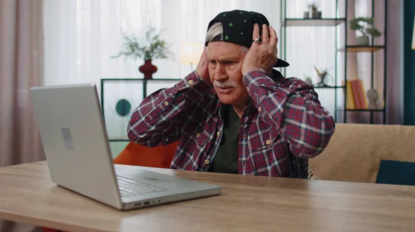 Gestresster älterer Großvater, der am Laptop arbeitet, erhielt schlechte, Verlustnachrichten zu Hause — Stockfoto