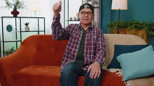 Thoughtful inspired senior grandfather make Eureka gesture raises finger came up with creative plan — ストック写真