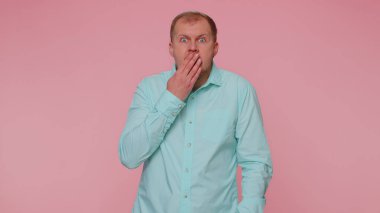 Heyecanlı erkek sürprizi. Büyük gözlerle kameraya bakmak, ani zaferle şok olmak, vay be duygu.