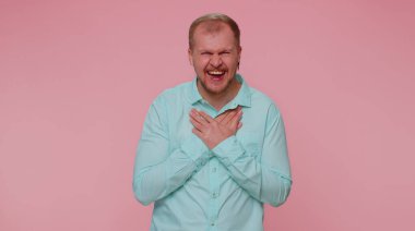 Komik anekdot, komik fıkra dinledikten sonra gülen neşeli adam kaygısız bir şekilde eğleniyor.