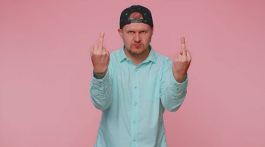 Saldırgan deli adam orta parmaklarını gösteriyor, saygısızlığın kaba davranışlarını protesto ediyor.