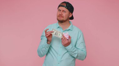 Zavallı adam yetersiz miktarda para, kumbara, bir dolarlık banknot, iflasa üzüldü.