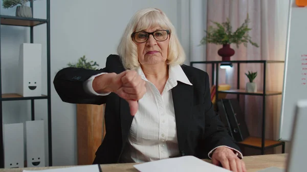 Zdenerwowany starszy biznes kobieta pokazując kciuki w dół znak gest, dezaprobata, niezadowolony, niechęć — Zdjęcie stockowe