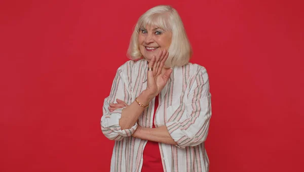 Mujer mayor sonriendo amigable a la cámara y agitando las manos señalando hola o adiós, dando la bienvenida — Foto de Stock