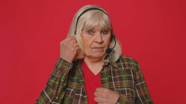Senior vrouw dragen headset freelance werknemer call center of support service operator hulplijn praten — Stockfoto