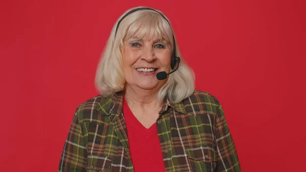 Senior Frau mit Headset Freiberufler Call Center oder Support-Service-Betreiber Helpline-Gespräch — Stockfoto