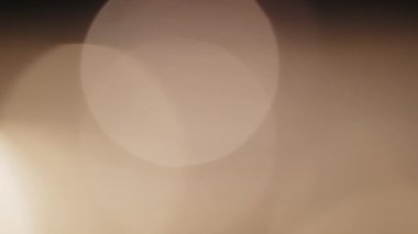 Çok renkli ışık, karargah görüntülerini siyah arka plana sızdırır. Stüdyoda gaz sızıntısı var. Doğal aydınlatma ışınları bokeh etkisi. Çekimlerinizi birleştirmek, videoyu biçimlendirmek, geçişlerinizi