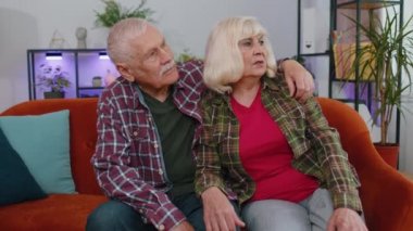 Üzücü yaşlı aile çiftleri, büyükanne ve büyükbabaları evde oturan erkek kadın yalnız hayat ya da sorunlar, kriz, haksız bir durumdan muzdarip. Hastalık, endişe, depresyon, kötü hissetmek.