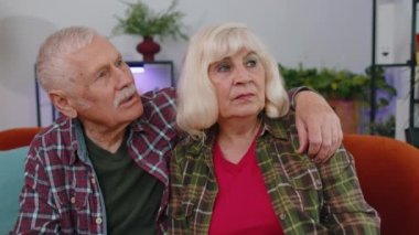 Yakın plan üzgün yaşlı aile büyükbabaları erkek ve büyükanne evde oturan kadın yalnız hayat ya da sorunlar, kriz, haksız bir durumdan muzdarip. Hastalık, endişe, depresyon, kötü hissetmek.
