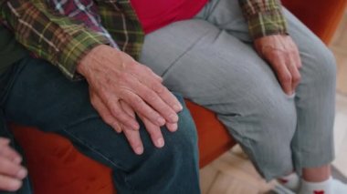 Yaşlı büyükannemin karısının el ele tutuşup büyükbabayı desteklemesi, empati kurması, yaşlı evli büyükanne ve büyükbaba çiftin birlikte yaşaması, iki erkek ve kadının anlamasını umması.