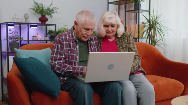 Alegre Anciano Ancianos Abuelos Familia Hombre Mujer Sofá Casa Con — Vídeos de Stock