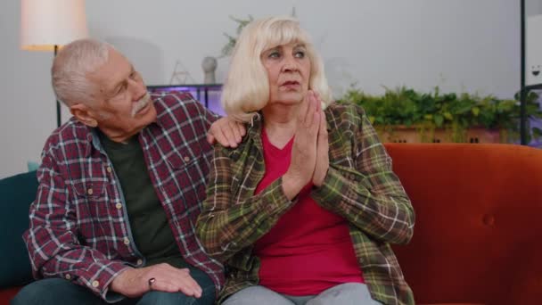Starsza Rodzina Para Dziadków Mężczyzna Kobieta Modli Się Nadzieją Patrząc — Wideo stockowe