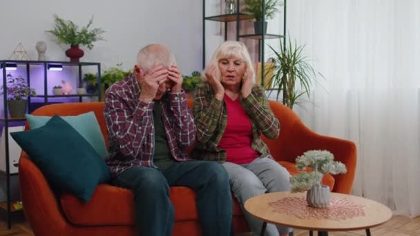 Descontentos Ancianos Ancianos Familia Abuelos Hombre Mujer Frotando Las Sienes — Vídeo de stock