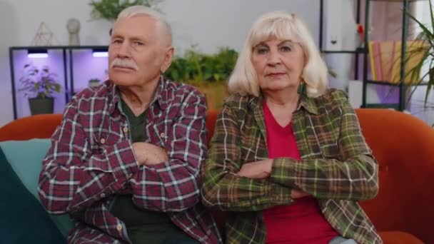 Nemulțumiți Supărați Bătrâni Cuplu Bunici Bărbat Femeie Reacționează Idee Neplăcută — Videoclip de stoc