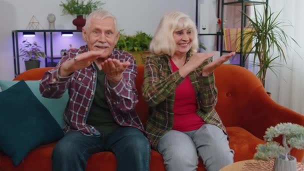 Rico Feliz Anciano Familia Pareja Abuelos Hombre Mujer Mostrando Desperdicio — Vídeos de Stock