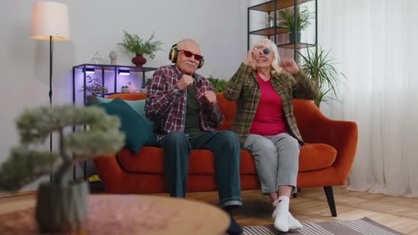 Glückliche Ältere Familienpaare Großeltern Mann Frau Musik Über Kopfhörer Hören — Stockvideo